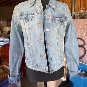 Levi's Light Blue Denim Jean Jacket with Classic Design